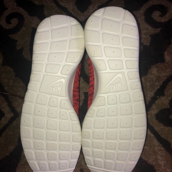 Women’s 11.5 Roshe Runs - Picture 4 of 4